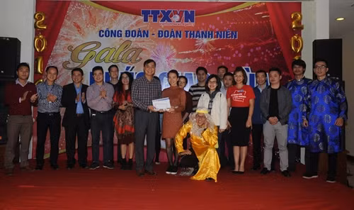 Đồng chí Trần Tiến Duẩn, Bí thư Đoàn thanh niên Thông tấn xã Việt Nam nhận các suất quà gây dựng Quỹ Nghĩa tình đoàn viên Thông tấn xã Việt Nam. Ảnh: Quang Quyết-TTXVN
