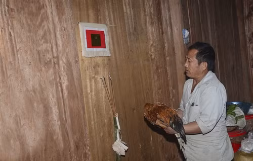 Nghi thức cúng trong ngày Tết của người Mông.