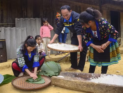 Mọi người trong gia đình cùng gói bánh dày.