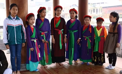 Một buổi sinh hoạt của Câu lạc bộ Quan họ Măng non thôn Lộ Bao, xã Nội Duệ, huyện Tiên Du, tỉnh Bắc Ninh.