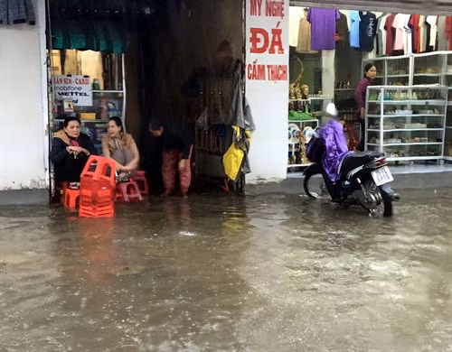 Cảnh ngập lụt ở thành phố Huế do mưa to kéo dài (ảnh chụp 17h chiều 3/12). Ảnh: Quốc Việt – TTXVN