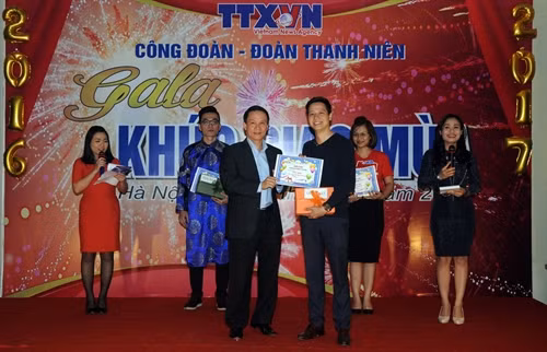 Tổng Giám đốc Thông tấn xã Việt Nam Nguyễn Đức Lợi trao giải Nhất Hội chợ Thanh niên Thông tấn xã năm 2016 cho Chi đoàn Ban Biên tập tin Đối ngoại. Ảnh: Quang Quyết-TTXVN
