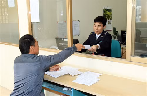 Đội Hải quan Cửa khẩu Nà Nưa làm thủ tục xuất khẩu hàng hóa cho các doanh nghiệp.