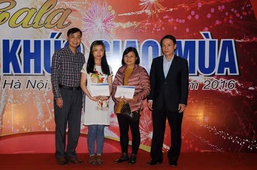 Tổng Giám đốc Thông tấn xã Việt Nam Nguyễn Đức Lợi trao quà cho các đoàn viên thanh niên có hoàn cảnh khó khăn. Ảnh: Quang Quyết-TTXVN
