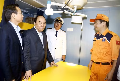 Thủ tướng Nguyễn Xuân Phúc thăm tàu SAR 412 Đà Nẵng của Trung tâm phối hợp tìm kiếm cứu nạn hàng hải Việt Nam Khu vực II. Ảnh: Thống Nhất - TTXVN