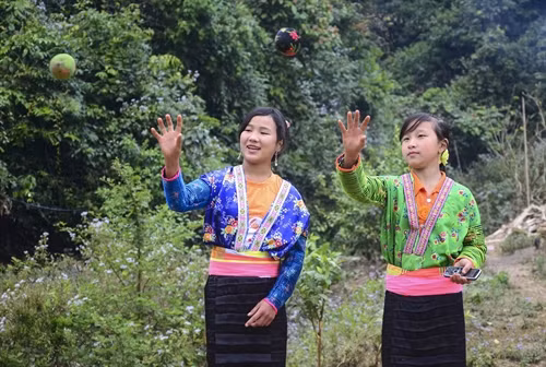 Thiếu nữ Mông mặc trang phục dân tộc ném Pa pao trong ngày Tết.