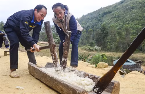 Giã bánh dày trong ngày Tết.