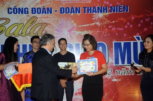 Phó Tổng Giám đốc Thông tấn xã Việt Nam Nguyễn Hoài Dương trao giải Nhì Hội chợ Thanh niên Thông tấn xã năm 2016 cho Chi đoàn Ban Kế hoạch Tài chính. Ảnh: Quang Quyết-TTXVN
