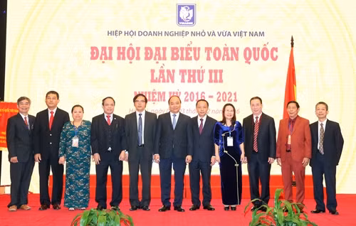 Thủ tướng Nguyễn Xuân Phúc với Ban Thường vụ Hiệp hội Doanh nghiệp nhỏ và vừa Việt Nam, nhiệm kỳ 2016- 2021. Ảnh: Thống Nhất-TTXVN