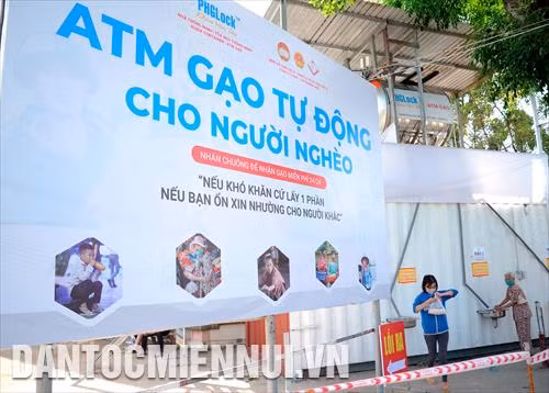 Điểm máy “ATM gạo” mới được lắp đặt, vận hành tại xã Vĩnh Lộc B (huyện Bình Chánh) phục vụ người lao động nghèo, khó khăn trên địa bàn