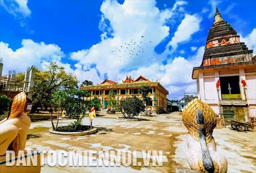 Toàn vùng Nam Bộ hiện có gần 460 ngôi chùa Phật giáo Nam tông Khmer, là trung tâm văn hóa - giáo dục, nơi diễn ra các hoạt động tín ngưỡng, văn hóa truyền thống của hơn 1,3 triệu đồng bào dân tộc Khmer, thường xuyên tập trung đông người vào các dịp lễ, tết. Trong ảnh: Khác với thông lệ hàng năm, khuôn viên chùa Cù Lao (xã Hưng Hội, huyện Vĩnh Lợi, tỉnh Bạc Liêu) vắng vẻ, lắng đọng trong những ngày Tết cổ truyền Vào năm mới 2020. Ảnh: Thanh Liêm