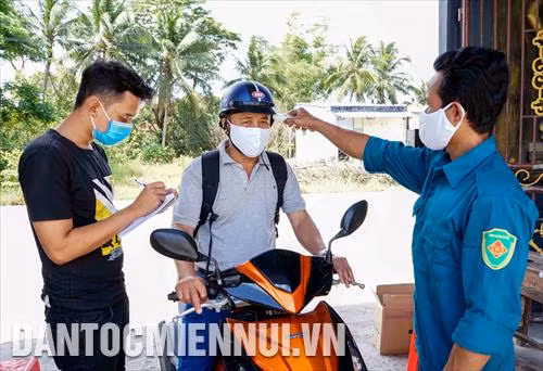 Tổ kiểm soát thân nhiệt tại chùa chùa Cái Giá Chót (xã Hưng Hội, huyện Vĩnh Lợi, tỉnh Bạc Liêu) thực hiện đo thân nhiệt đối với người dân vào chùa. Ảnh: Thanh Liêm