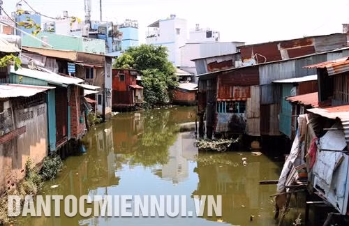 Các hộ dân vẫn còn thói quen sinh sống ven kênh, rạch trên địa bàn Quận 8. Ảnh: Thanh Vũ Nhiều căn nhà lụp xụp ven kênh, rạch trên địa bàn Quận 4. Ảnh: Hoàng Hải