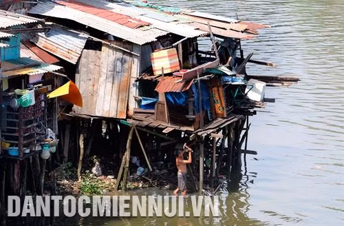 Các hộ dân vẫn còn thói quen sinh sống ven kênh, rạch trên địa bàn Quận 8. Ảnh: Thanh Vũ Nhiều căn nhà lụp xụp ven kênh, rạch trên địa bàn Quận 4. Ảnh: Hoàng Hải