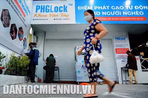 Máy "ATM gạo" hoạt động cả ngày lẫn đêm để phục vụ người lao động nghèo