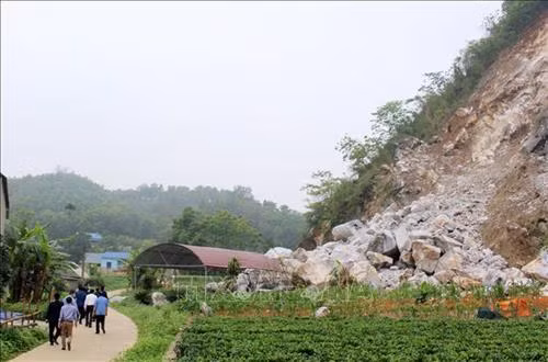 Hiện trường vụ sạt lở đá tại xóm Nà Khao, xã Trung Hội vừa xảy ra vào cuối tháng 3 vừa qua. Ảnh: Hoàng Nguyên - TTXVN
