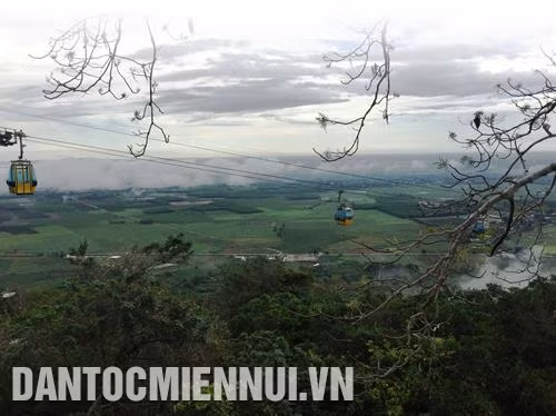 Mỗi dịp xuân về, hàng triệu du khách lại đến thăm viếng chùa Bà. Ảnh: Lê Đức Hoảnh Hiện nay, du khách có thể lên chùa Bà hoặc lên đỉnh núi tham quan bằng hệ thống cáp treo. Ảnh: Lê Đức Hoảnh Đường lên chùa Hòa Đồng . Ảnh: Lê Đức Hoảnh