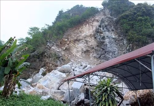 Vụ sạt lở đá tại xóm Nà Khao, xã Trung Hội. Ảnh: Hoàng Nguyên - TTXVN