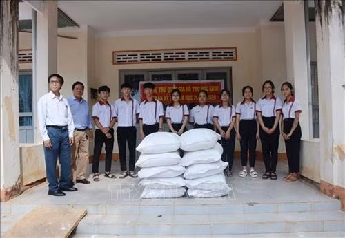 Cấp phát gạo cho học sinh trường THPT Y Jút, huyện Cư Kuin. Ảnh: Hoài Thu – TTXVN