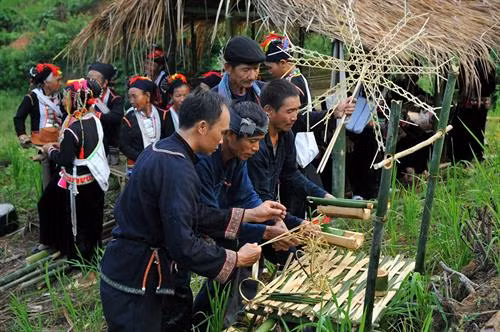 Bản làng người Khơ Mú trên vùng cao Tây Bắc. Ảnh: Phan Tuấn Anh - TTXVN Đúng ngày tổ chức lễ, thầy cúng thắp hương báo cáo tổ tiên, sư phụ. Ảnh: Phan Tuấn Anh - TTXVN Dân bản đi tổ chức lễ cầu mùa. Ảnh: Phan Tuấn Anh - TTXVN Chuẩn bị các đồ lễ cúng cho lễ cầu mùa. Ảnh: Phan Tuấn Anh - TTXVN Thầy cúng và mọi người chuẩn bị đàn cúng. Ảnh: Phan Tuấn Anh - TTXVN Tăm đao là dụng cụ không thể thiếu trong các nghi lễ cộng đồng. Ảnh: Phan Tuấn Anh - TTXVN Vị trí tổ chức lễ cúng cầu mùa là những mảnh nương trung tâm của bản làng. Ảnh: Phan Tuấn Anh - TTXVN Đàn cúng lễ cầu mùa được lập trên mảnh ruộng. Ảnh: Phan Tuấn Anh - TTXVN Thầy cúng làm lễ cúng giao lễ vật cho thần linh. Ảnh: Phan Tuấn Anh - TTXVN Dân bản nộp cây giống cho thầy cúng. Ảnh: Phan Tuấn Anh - TTXVN Điệu múa tầm đao của đồng bào Khơ Mú. Ảnh: Phan Tuấn Anh - TTXVN Điệu múa xòe của đồng bào Khơ Mú. Ảnh: Phan Tuấn Anh - TTXVN