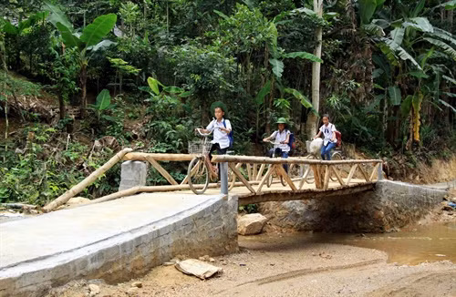 Từ ngày có cầu gỗ bắc qua suối Hoắc, học sinh trong thôn đi học thuận tiện, dễ dàng hơn.