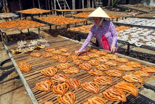 Cá lóc khô Châu Đốc, món đặc sản của người miền Tây.