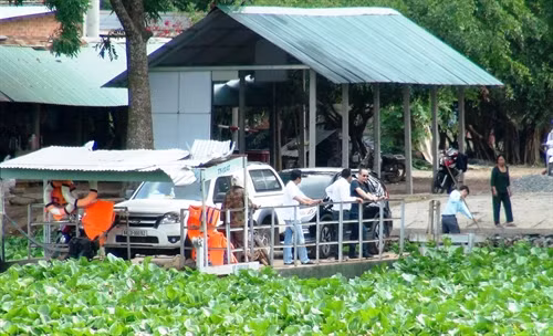 Đò bến Cây Ổi vẫn vô tư đưa khách qua sông, không bắt buộc khách phải mặc áo phao.
