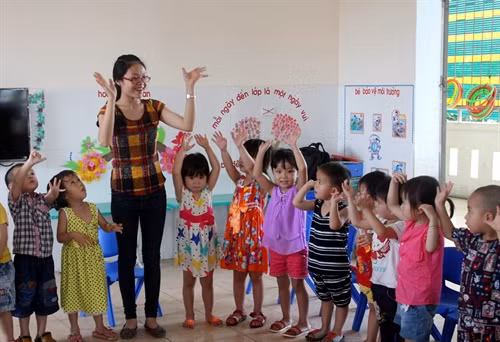 Dù đang phải chống chọi với bệnh tật nhưng cô giáo Hoàng Thị Lan vẫn luôn tươi cười với các em học sinh
