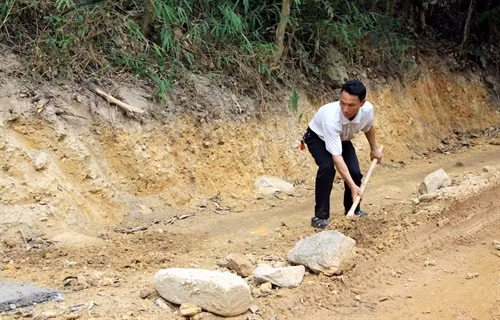 Ông Chu Văn Diu sửa lại đường lên cầu.