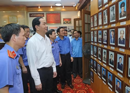 Chủ tịch nước Trần Đại Quang tham quan Phòng truyền thống của Viện Kiểm sát nhân dân tối cao. Ảnh: Nhan sáng-TTXVN