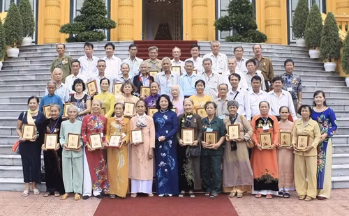 Phó Chủ tịch nước Đặng Thị Ngọc Thịnh với các đại biểu người có công tỉnh Vĩnh Long . Ảnh: Phạm Kiên - TTXVN