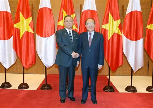 Chủ tịch Quốc hội Nguyễn Sinh Hùng đón Ngài Yamazaki Masaaki, Chủ tịch Thượng viện Nhật Bản sang thăm chính thức nước ta. Ảnh: Nhan Sáng-TTXVN