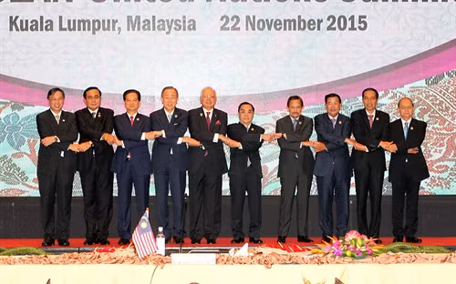 Trong khuôn khổ Hội nghị cấp cao ASEAN 27 và các hội nghị liên quan, ngày 22/11/2015, tại thủ đô Kuala Lumpur, Malaysia, Thủ tướng Nguyễn Tấn Dũng dự Hội nghị cấp cao ASEAN-Liên hợp quốc lần thứ 7. Trong ảnh: Các Trưởng đoàn chụp ảnh chung. Ảnh: Đức Tám – TTXVN
