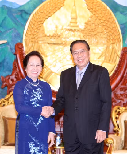 Trong chuyến thăm chính thức Cộng hòa Dân chủ Nhân dân Lào, ngày 15/10/2015, tại Thủ đô Viêng Chăn, Phó Chủ tịch nước Nguyễn Thị Doan hội kiến với Tổng Bí thư, Chủ tịch nước Lào Choummaly Sayasone. Ảnh: Thống Nhất-TTXVN