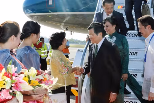 Bộ trưởng Bộ Năng lượng Philippines Zenaida Monsada và cán bộ, nhân viên Đại sứ quán Việt Nam tại Philippines đón Chủ tịch nước Trương Tấn Sang tại sân bay. Ảnh: Nguyễn Khang – TTXVN