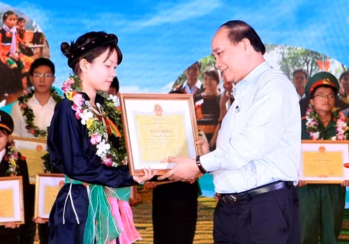 Phó Thủ tướng Chính phủ Nguyễn Xuân Phúc trao Bằng khen cho các học sinh dân tộc thiểu số tiêu biểu tại Lễ tuyên dương học sinh dân tộc thiểu số học giỏi năm 2015. Ảnh: Phạm Kiên- TTXVN