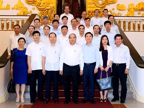 Chiều 26/9/2016, tại Trụ sở Chính phủ, Thủ tướng Nguyễn Xuân Phúc làm việc với các đồng chí lãnh đạo chủ chốt tỉnh Thanh Hóa về tình hình kinh tế - xã hội 9 tháng đầu năm và phương hướng, nhiệm vụ trong 3 tháng cuối năm 2016. Trong ảnh: Thủ tướng Nguyễn Xuân Phúc với các đại biểu. Ảnh: Thống Nhất-TTXVN