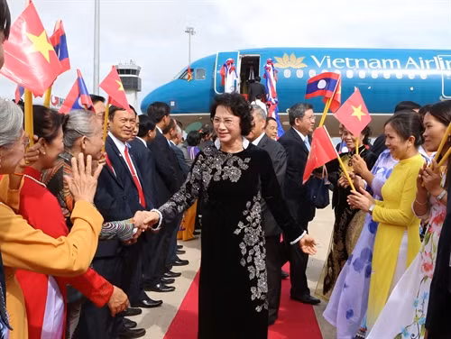 Chủ tịch Quốc hội Nguyễn Thị Kim Ngân tới sân bay quốc tế Wattay, thủ đô Viêng Chăn, bắt đầu thăm hữu nghị chính thức CHDCND Lào. Ảnh: Trọng Đức - TTXVN