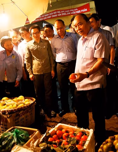 Sáng 27/9/2016, Thủ tướng Nguyễn Xuân Phúc, Phó Thủ tướng Vũ Đức Đam, Trưởng ban Chỉ đạo An toàn thực phẩm Trung ương đi kiểm tra vệ sinh an toàn thực phẩm tại chợ đầu mối Long Biên, Hà Nội. Ảnh: Thống Nhất-TTXVN