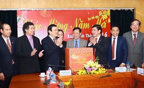 Chiều 5/2/2016, Chủ tịch nước Trương Tấn Sang đến thăm và chúc Tết cán bộ và nhân viên Đảng ủy Khối Doanh nghiệp Trung ương.. Ảnh: Doãn Tấn – TTXVN