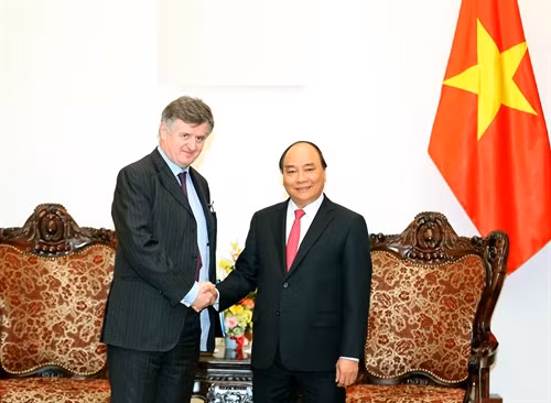 Thủ tướng Nguyễn Xuân Phúc tiếp ông Augustin de Romanet, Chủ tịch kiêm Tổng giám đốc Tập đoàn Aeroprt de Paris. Ảnh: Thống Nhất-TTXVN