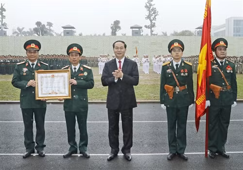 Chủ tịch nước Trần Đại Quang trao tặng Huân chương Quân công hạng Nhất cho Bộ Tư lệnh Binh chủng Đặc công. Ảnh: Nhan Sáng-TTXVN