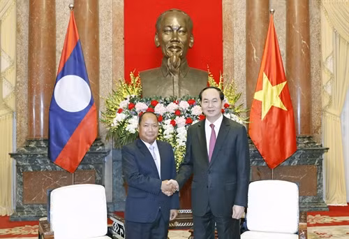 Ngày 16/3, tại Phủ Chủ tịch, Chủ tịch nước Trần Đại Quang tiếp Trung tướng Somkeo Silavong, Bí thư Trung ương Đảng, Bộ trưởng Bộ An ninh Lào nhân dịp sang thăm chính thức Việt Nam. Ảnh: Nhan sáng-TTXVN
