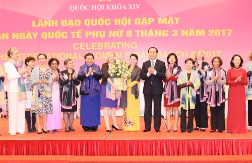 Chủ tịch nước Trần Đại Quang và Chủ tịch Quốc hội Nguyễn Thị Kim Ngân chụp ảnh lưu niệm với các đại biểu tại buổi gặp mặt. Ảnh: Trọng Đức – TTXVN