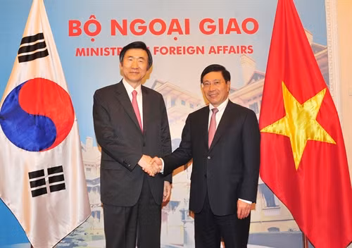 Phó Thủ tướng, Bộ trưởng Ngoại giao Phạm Bình Minh đón Bộ trưởng Ngoại giao Hàn Quốc Yun Byung Se. Ảnh: Văn Điệp – TTXVN
