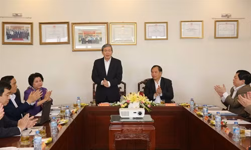 Đồng chí Đinh Thế Huynh phát biểu tại buổi làm việc với công ty cổ phần Đại An. Ảnh: Phương Hoa – TTXVN