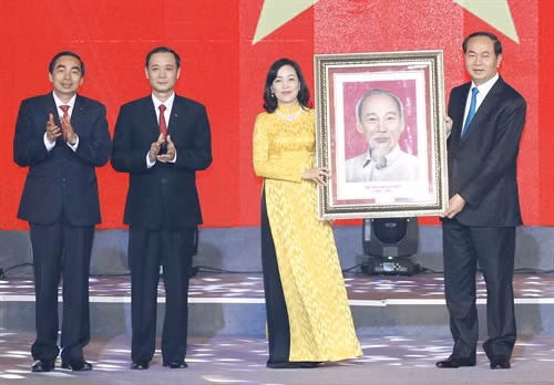 Chủ tịch nước Trần Đại Quang trao tặng bức tranh chân dung Chủ tịch Hồ Chí Minh cho Đảng bộ, chính quyền và nhân dân tỉnh Ninh Bình. Ảnh: Nhan Sáng-TTXVN