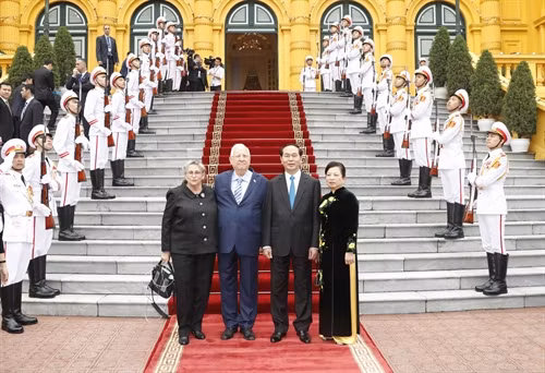Chủ tịch nước Trần Đại Quang và Phu nhân chụp ảnh chung với Tổng thống Reuven Ruvi Rivlin và Phu nhân. Ảnh: Nhan Sáng – TTXVN