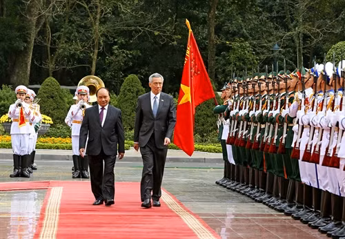 Thủ tướng Nguyễn Xuân Phúc và Thủ tướng Singapore duyệt đội danh dự Quân đội nhân dân Việt Nam. Ảnh: Thống Nhất – TTXVN