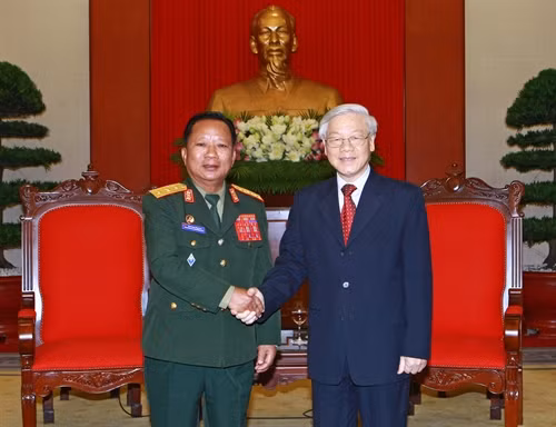 Tổng Bí thư Nguyễn Phú Trọng tiếp Bộ trưởng Bộ Quốc phòng CHDCND Lào Chansamon Channhalat đang trong chuyến thăm chính thức Việt Nam. Ảnh: Doãn Tấn – TTXVN